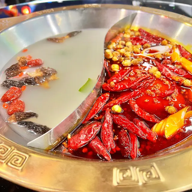 環球鴛煮鍋 (麻辣和羊肚菌鍋)