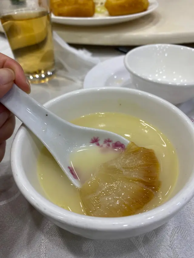 見就圍都有呢間店舖，同埋咁氹仔果邊多人排隊，而且又見同咁多明星影相，應該唔會衰得去邊！ 雞煲大包翅好稀，都算可以，但比成千蚊價錢就值. 蔥油雞完全無雞味，其他小菜一般貨色，食到落口囉！總之無下次👎🏾