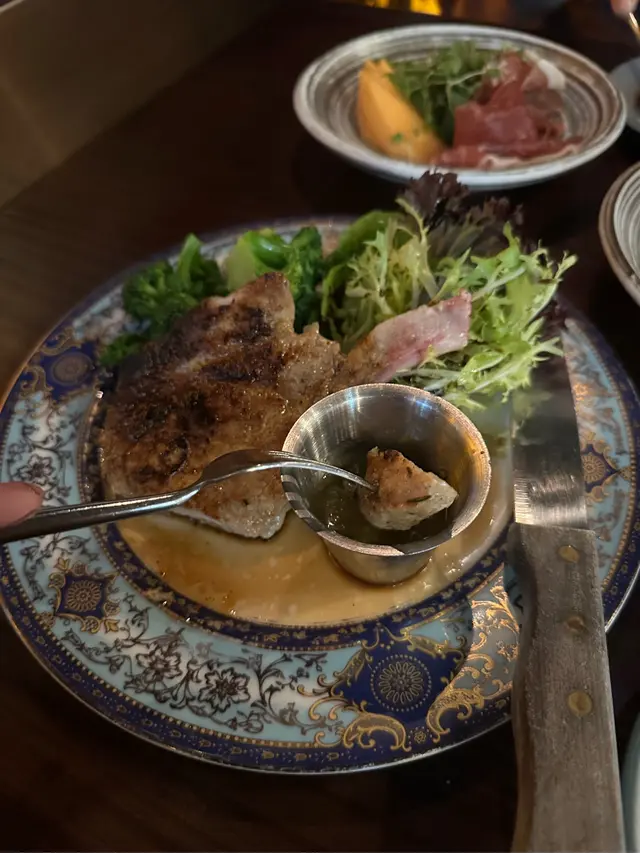 燒加拿大有骨豬架配青辣椒醬及沙律