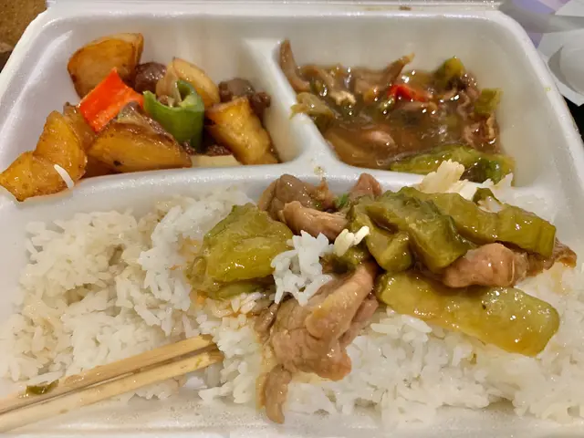 太肚餓，食到一半先記得影相