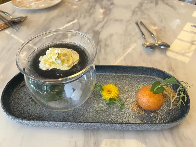 芝麻糊椰汁忌廉配桔仔酥