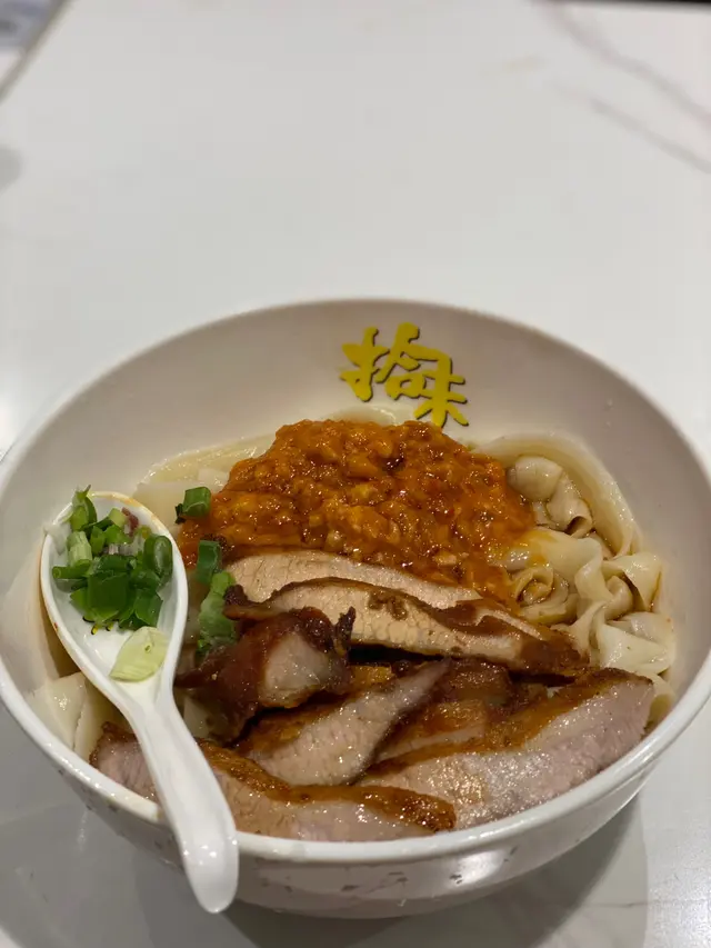 豬頸肉幾好食，四川擔擔醬唔算好辣，大概三哥三少辣嘅辣度，有少少肉碎花生碎，食落都幾香