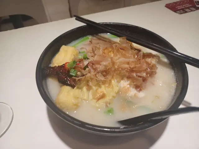 個鰻魚米線我點配雞肉。個湯底我點咗清湯。個米線好彈牙。加入雞肉。個湯底好似雞湯咁鮮甜。個鰻魚好正。好軟身好新鮮。個份量好足料。