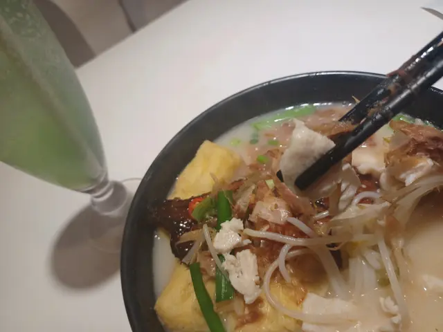 個鰻魚米線我點配雞肉。個湯底我點咗清湯。個米線好彈牙。加入雞肉。個湯底好似雞湯咁鮮甜。個鰻魚好正。好軟身好新鮮。個份量好足料。