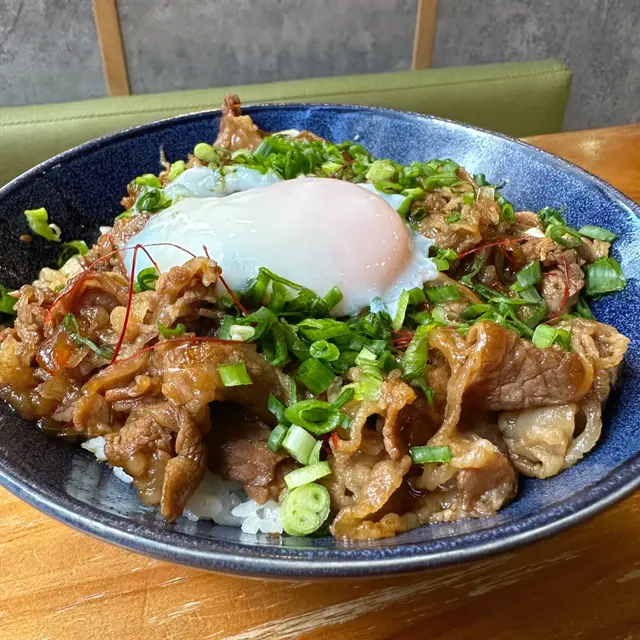 溫泉蛋烤汁牛肉丼