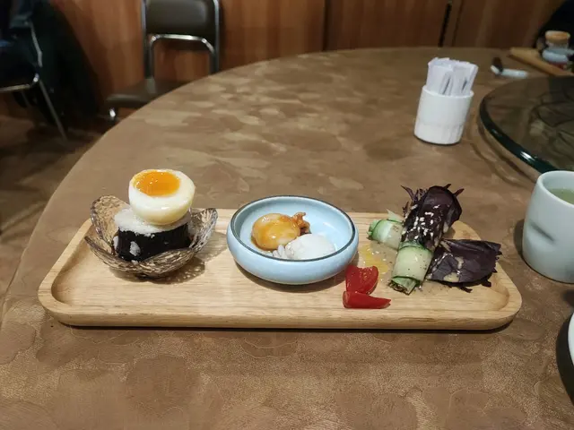 茶燻流心蛋伴黑魚子醬配厚切茄子,雙色墨魚仔,本地水耕沙律菜伴芝麻醬