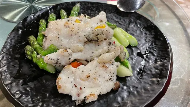 黑松露醬炒花尾躉班球配鮮露筍