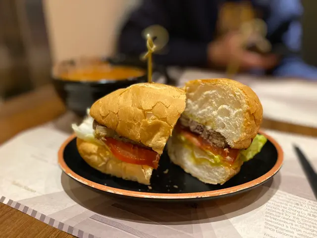 咸牛脷脆豬仔包