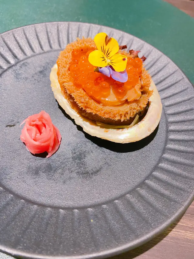 磯煮南非鮑魚伴醬油漬三文魚汁