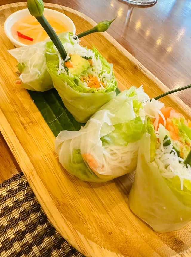 卷內主要是有口感的生菜🥬和粉絲，看似寡淡，但醮上酸味汁來吃⋯原來不錯唄👍🏻好是開胃，做前菜最為適合