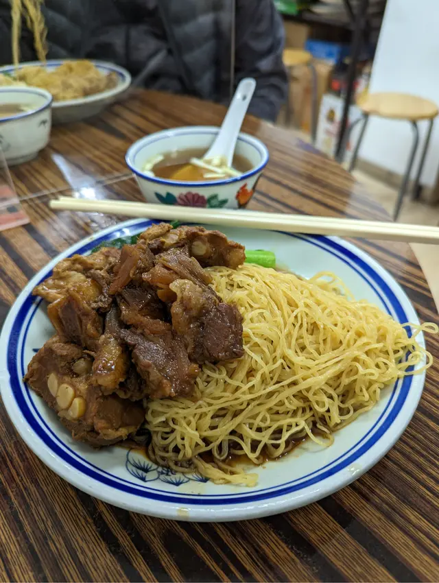 豬軟骨牛腩撈麵