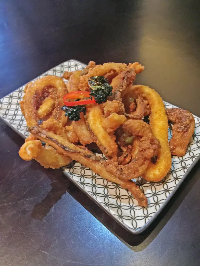 炸魷魚配墨汁蛋黃醬