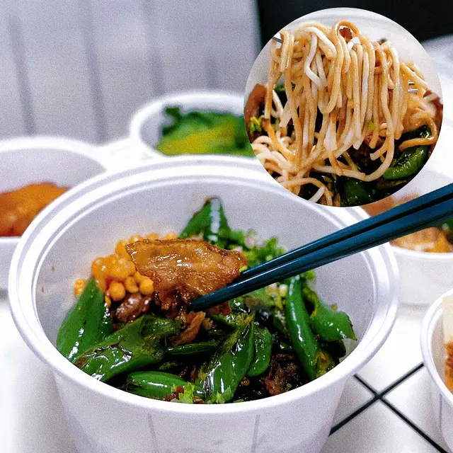 五花肉油香肉味重,入口惹味真係不得了!🐽米線底部會有醬油,一定一定要撈勻食,口感同味道都超豐富,越食越香!