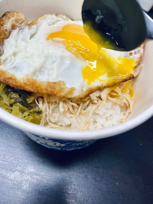 爆蛋雞肉飯