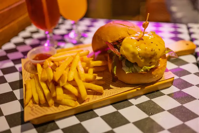 5%黑椒手打牛肉芝士漢堡配薯條