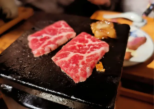 😍本人覺得更加好食.因安格斯牛脂肪均勻.好似日本和牛.在板上燒.把牛脂溶解.釋出牛嘅香味.輕微點少許醬油.不要太多.不然會搶走牛肉鮮甜味!👍😋😋😋
