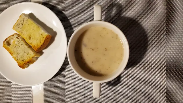 午餐時，佢哋會免費提供餐湯。忌廉磨菇湯係現煮嘅，唔係用罐頭湯料，加埋一小塊蒜蓉包，好好味.👍🏻