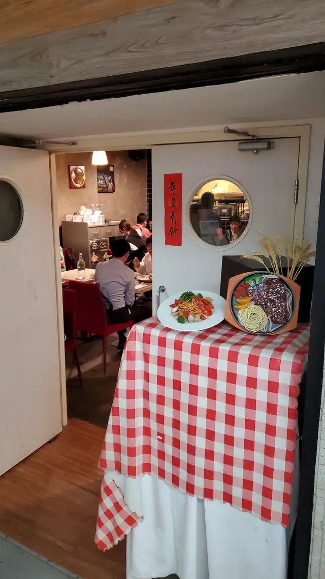 雖然價格睇落去唔算貴，但係食物嘅質素真係好好。甚至開店前都要排長龍等位，就證明咗佢地嘅人氣啦。