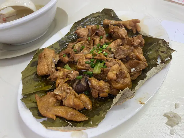 雞肉嫩滑，加上荷葉香氣，整體不錯