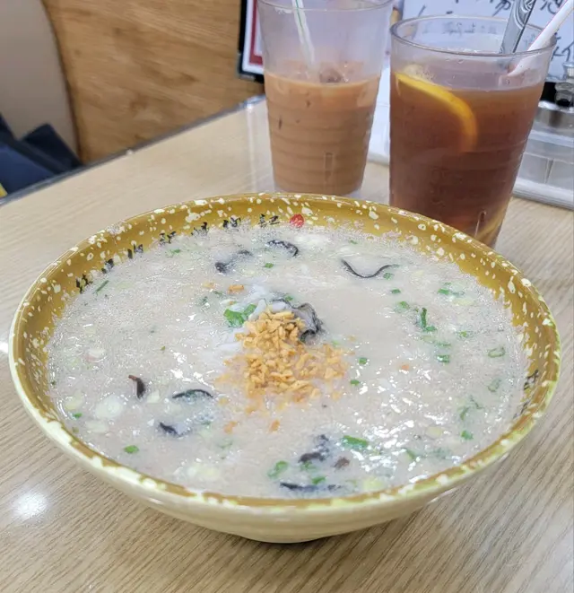 蠔仔粒粒又大又飽滿，湯底香濃鮮甜，香蔥份量多很加分，另有木耳作配料，十分推薦！