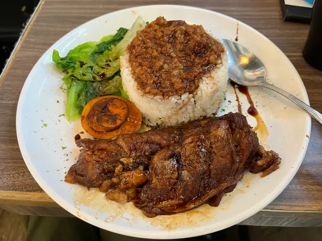 肉燥滷蛋配豬軟骨飯