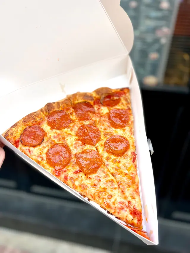 佢個pizza餅底唔似出面某連鎖pizza店咁硬,係偏淋,易咬,我比較鍾意依種淋嘅口感😋其餘pepperoni都正常發揮,冇特別驚喜。但總括嚟講,$45分到2人份量,我覺得算唔錯👍🏻