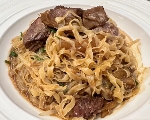 牛腩撈粗麵