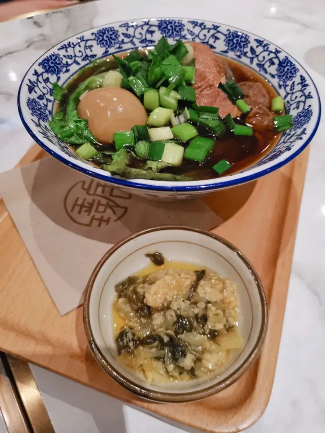 同台灣一D關係都冇既酸菜
牛腩好難咬
湯底冇味