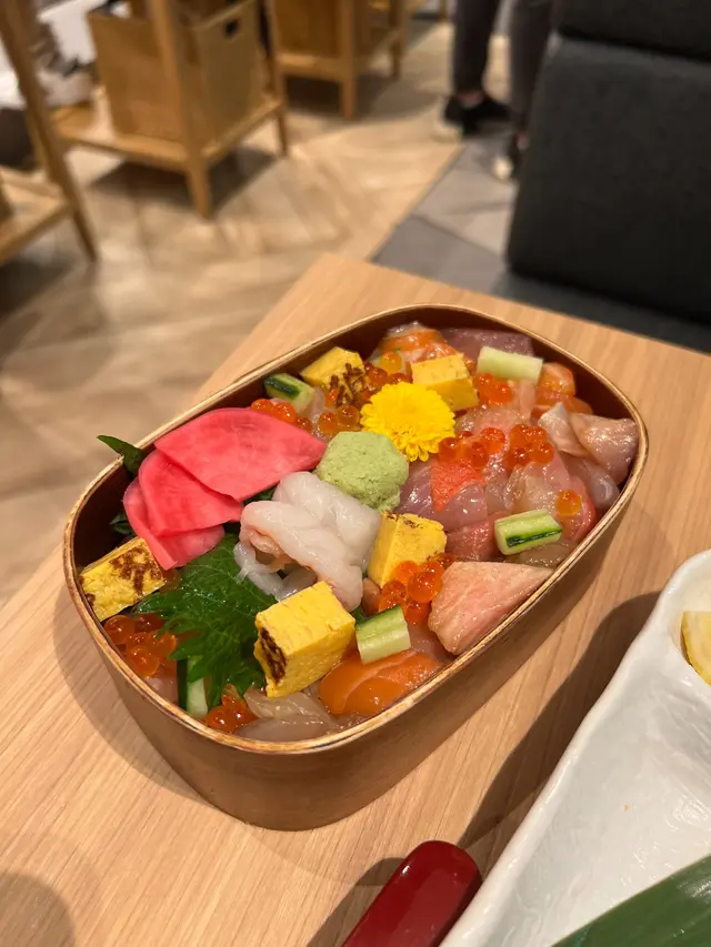 角切櫻花丼 - 賣相一流, 而且那個盒子充滿日式感,飯量可增加一點點, 而上邊的刺身都非常新鮮鮮甜!
