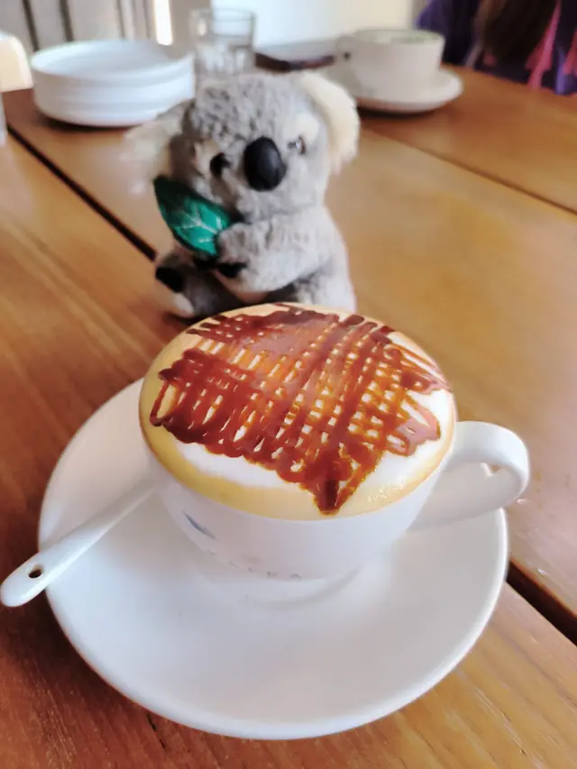 將奶及泡沫焦糖混合一起.入口一陣焦糖味.後者再加上一陣陣咖啡香.泡沫在口腔內有一種軟綿綿嘅感覺!👍😋😋😋