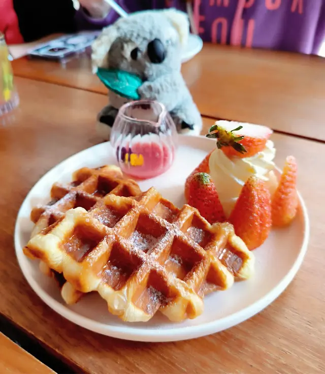 窩夫外皮香脆可口內軟.還有一瓶紅色草莓醬.還有一朵好似花嘅雪糕🍦及士多啤梨🍓擺設.外型美觀.雪糕🍦搽咗係窩夫.好似搽醬咁一起吃.有一鼓茘枝🍓香甜味.啲士多啤梨🍓好新鮮及好甜.唔酸澀!👍😋😋😋