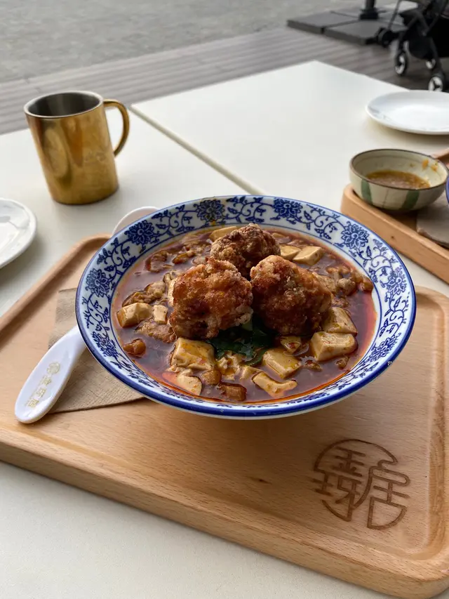 金玡居香辣滷肉豆腐蓋麵（配鹽酥雞三件）