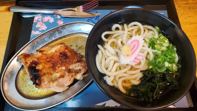 清湯有少少魚味，味道清新，烏冬份量夠食，骨附雞就係糖烤雞髀，鋪上七味粉，鹹甜味道好好食。