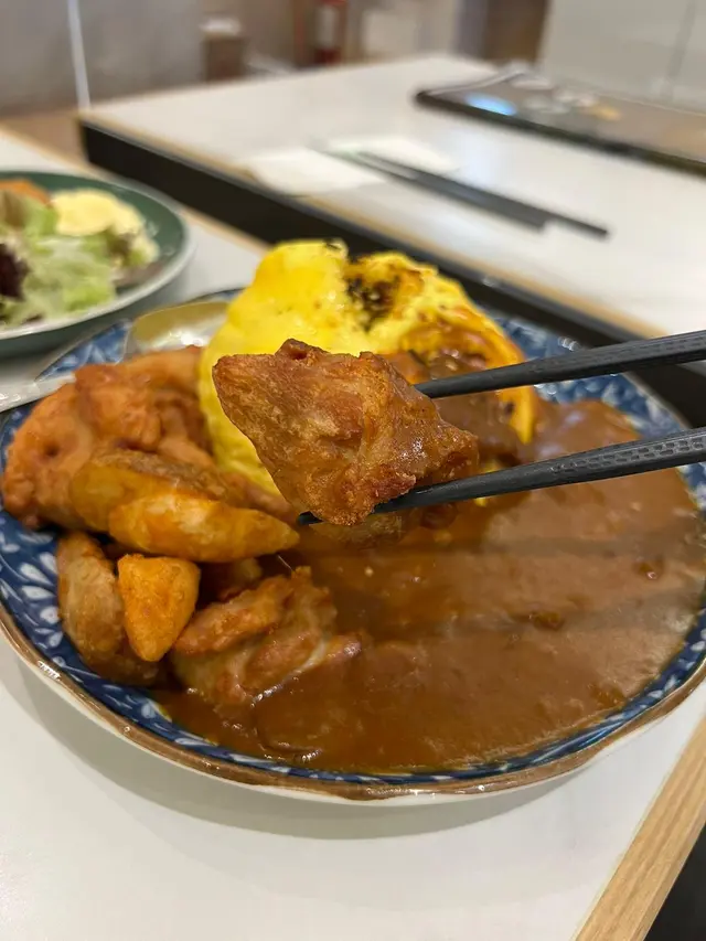 吉列豬扒蛋包飯配咖哩汁($78)