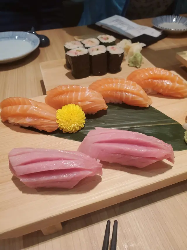 三文魚壽司: 厚切口感，大滿足