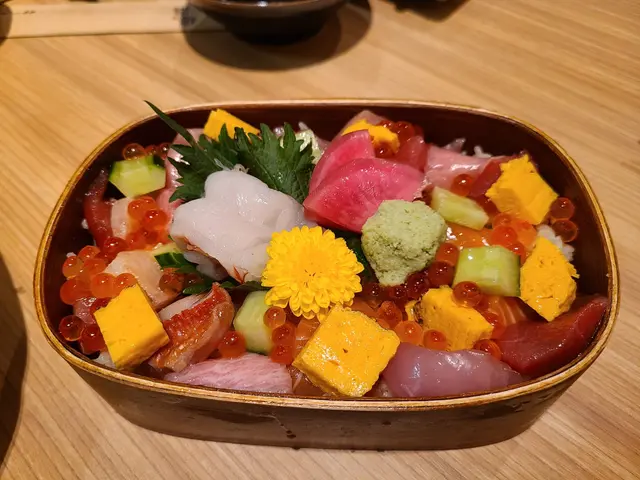 角切櫻花丼： 壽司飯魚生，非常豐富，爽口彈牙