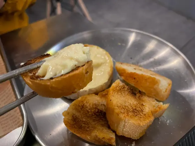 Camembert芝士配多士