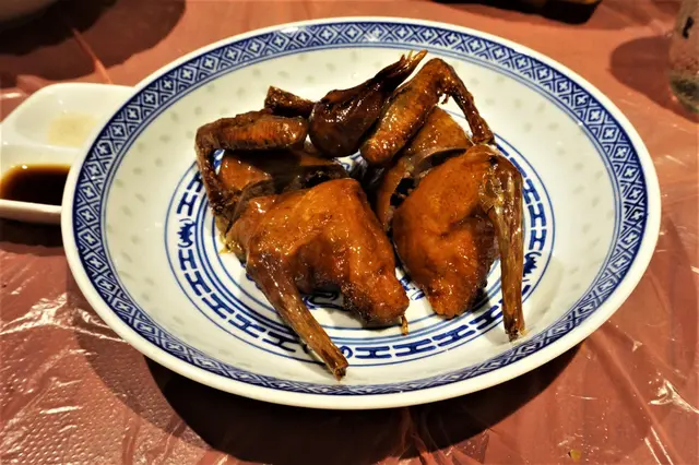 招牌脆皮乳鴿