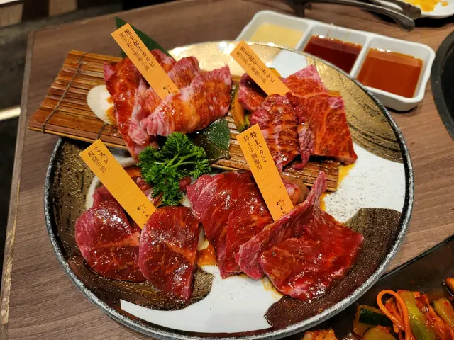 燒肉汁盛( 特上牛胸腹肉、 黑毛和牛精選兩款、 牛板腱肉和野菜)