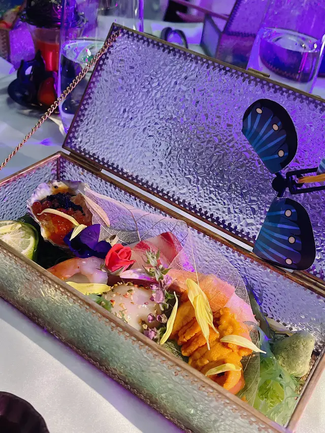 一個潘朵拉盒子內有什麼神秘美食？🎁 隨著盒子打開，一隻🦋飛出黎😱 好好玩丫😆 里面藏有時令剌身，海膽、油甘魚、帆立貝、牡丹蝦、真蠔🦐🐟🦪 特別推薦係真蠔， 蓋上珍貴既魚子同三文魚子，蠔既鮮味更上一層樓🤤🤤