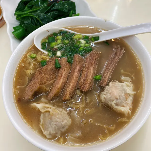 牛腩 + 鮮蝦雲吞 配 粗麵