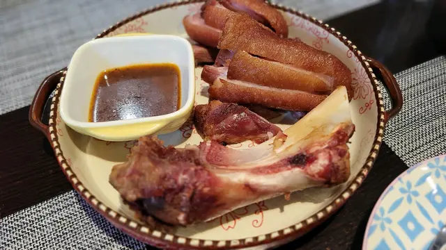 烧德国咸猪手配黑椒酱汁