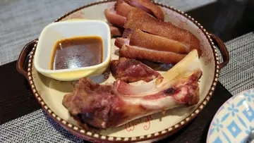 燒德國鹹豬手配黑椒醬汁