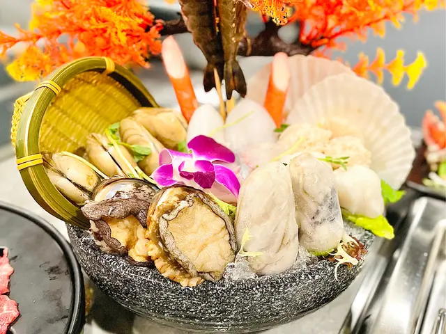 時令海鮮拼盤 蟶子蝗*北海道大元貝 新鮮魚類*新鮮海蝦 新鮮鮑魚 自家製手打墨魚丸 自家製手打蝦丸 廣島蠔*日式蟹棒