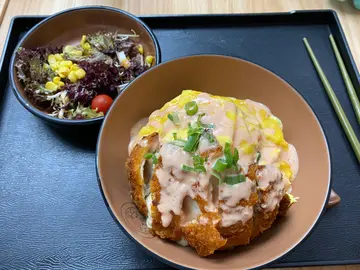 吉列芝士猪扒配滑蛋明太子汁饭