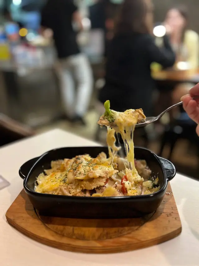 白酒忌廉汁吞拿魚芝士焗海鮮蝴蝶粉