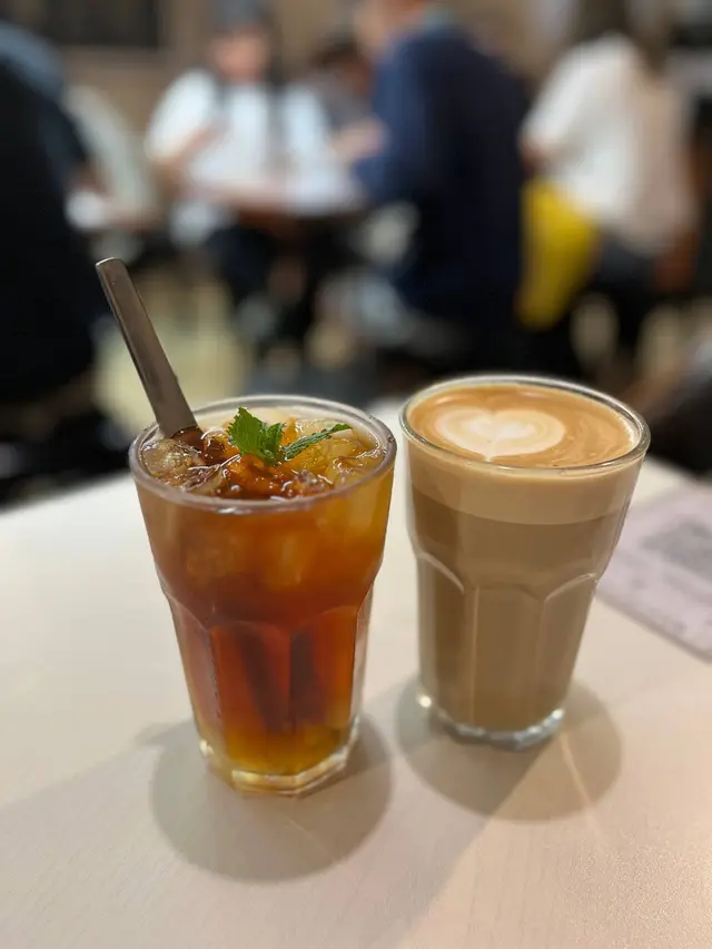凍蘋果茶 熱鮮奶咖啡