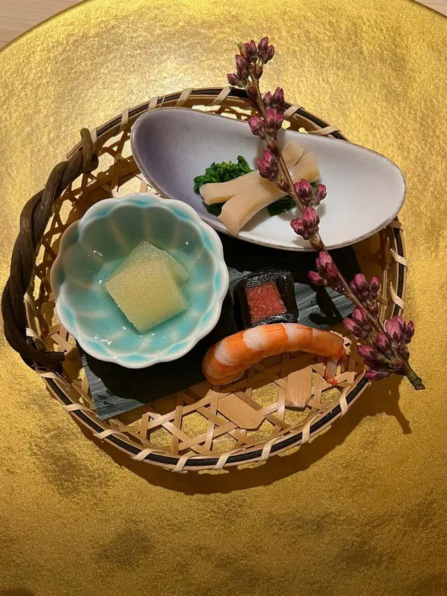 有四款:有芝海老、昆布包櫻鱒魚、數之子和白現貝