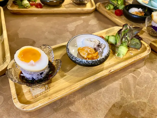 茶熏流心蛋伴墨魚子醬配厚切茄子🍆 雙色墨魚仔🦑本地水耕沙律菜伴芝麻醬🥗