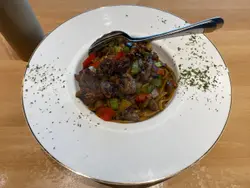鳗鱼汁草饲牛柳丝炒意粉